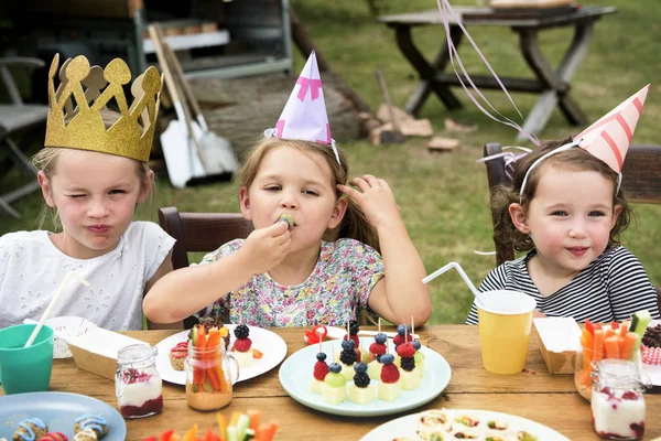 Kinderen Genieten Van Partij Van Verjaardag Tuin — Stockfoto