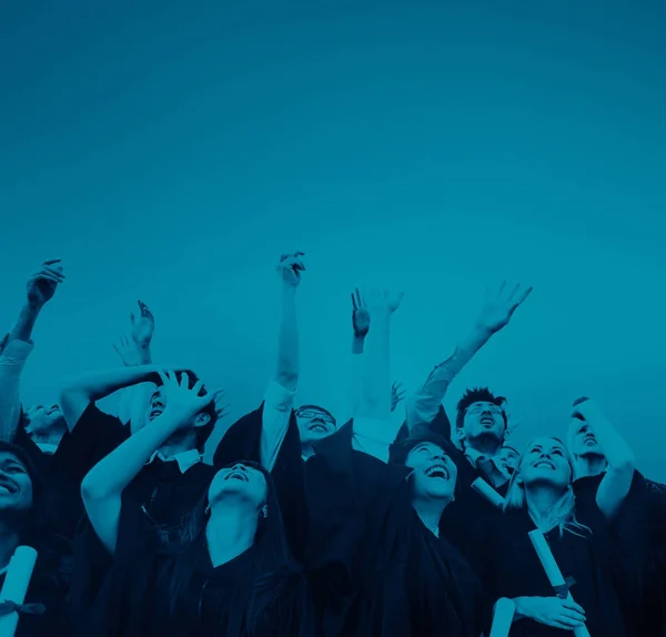 Abschlussschüler Werfen Hüte Die Luft Originelle Fotosets — Stockfoto