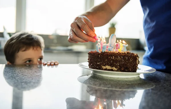 Fiú Ünneplése Születésnapi Tortával Eredeti Photoset — Stock Fotó