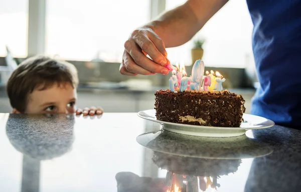 Viering Verjaardag Jongen Met Een Taart Originele Photoset — Stockfoto