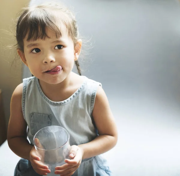 Litlle fille boire un verre de lait — Photo