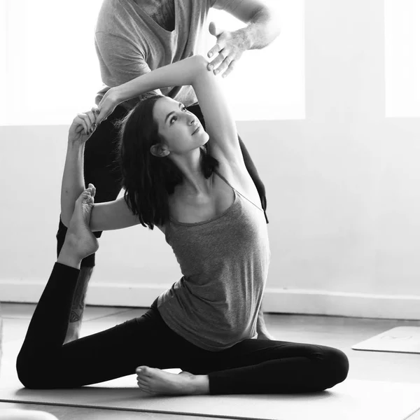 Trainer Helpen Van Jonge Vrouw Doen Yoga Pose — Stockfoto