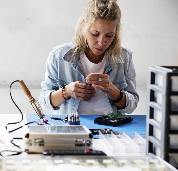 Teknisyen bilgisayarınızın sabit diskinde, özgün çalışma photoset