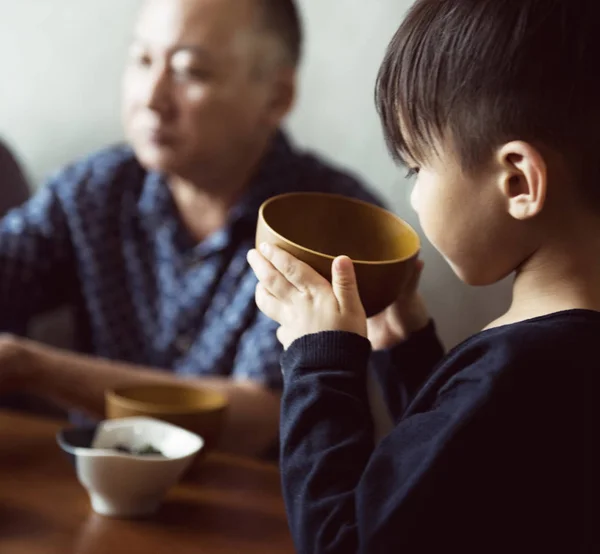 日本男孩拿着一碗汤 原来的 Photoset — 图库照片