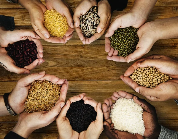 Tahıl özgün onların elinde tutan insanların photoset