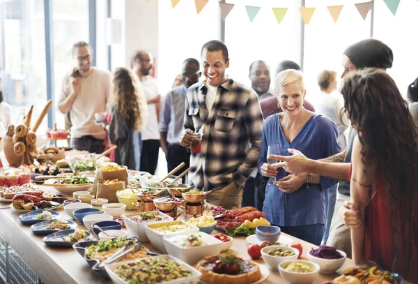 Farklı insanların grup öğle yemeğini birlikte, orijinal yaşıyorsanız photoset