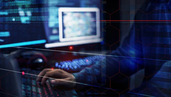 Mann Hackt Datensystem Auf Computern Original Fotoset — Stockfoto