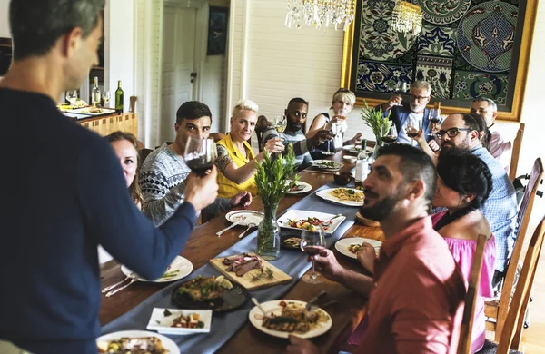 Groep Van Diverse Vrienden Ondervindt Een Diner Samen Originele Photoset — Stockfoto