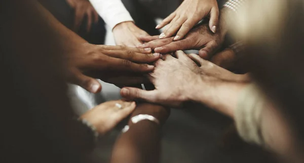 Personas Con Las Manos Unidas Como Equipo Fotoset Original — Foto de Stock