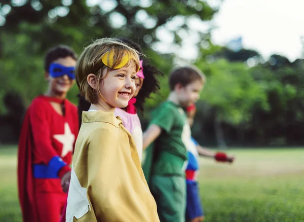 Super-heróis alegre crianças jogar — Fotografia de Stock