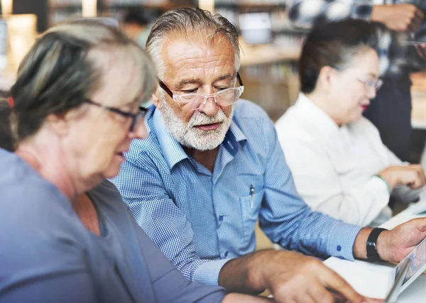 Senioren Der Bibliothek Originalfotos — Stockfoto