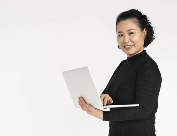 Азиатская предпринимательница с ноутбуком — стоковое фото