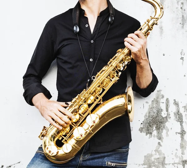 Musicien tenant un saxophone — Photo