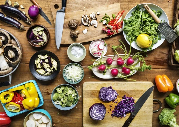 Різний тип овочів на столі — стокове фото