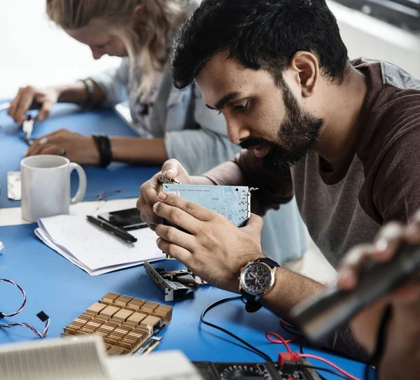 Elektronika części techników elektrycznych — Zdjęcie stockowe