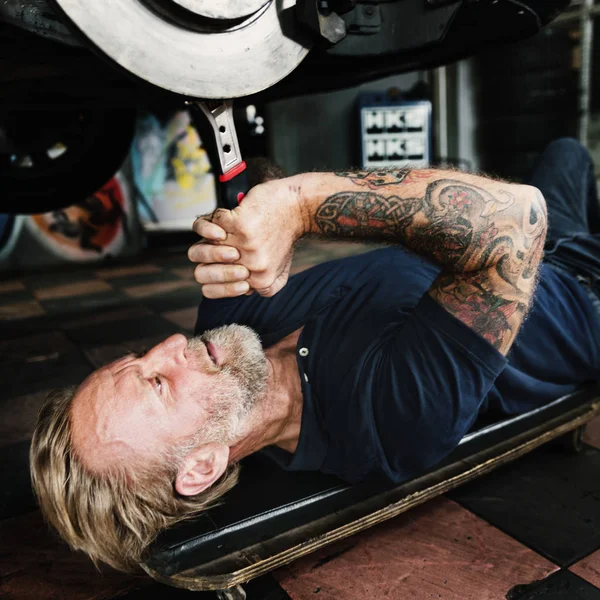 Mechanic Fixing Car Original Photoset — Stock Photo, Image