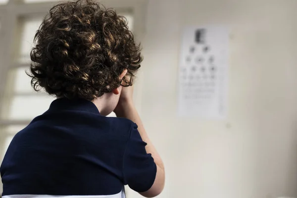 Junge Lässt Seine Augen Checken Originelle Fotosets — Stockfoto