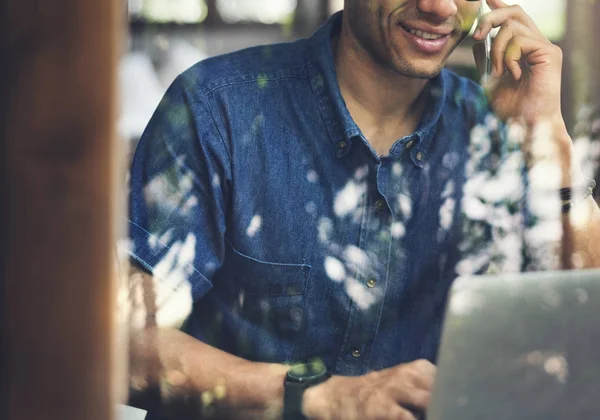 Mann arbeitet in kleinem Geschäft — Stockfoto