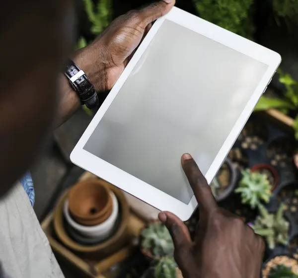 Dijital Tablet Kullanan Afrikalı Adam — Stok fotoğraf