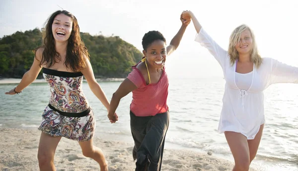 Gruppo Felici Donne Diverse Divertirsi Spiaggia — Foto Stock