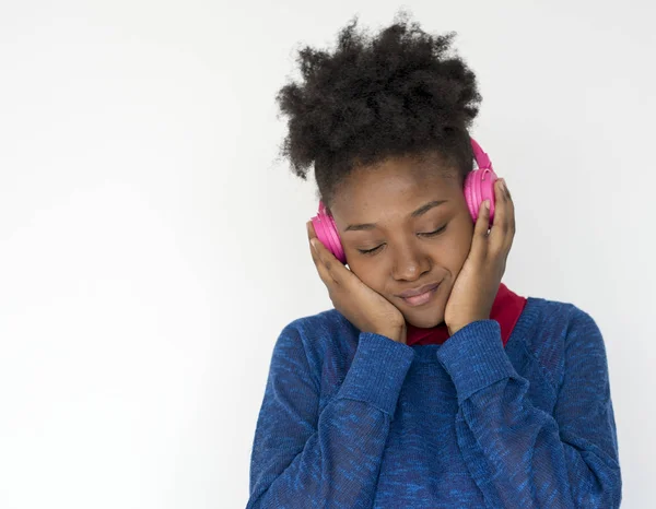 African Kobieta Słuchawkach Pozowanie Studio Koncepcja — Zdjęcie stockowe
