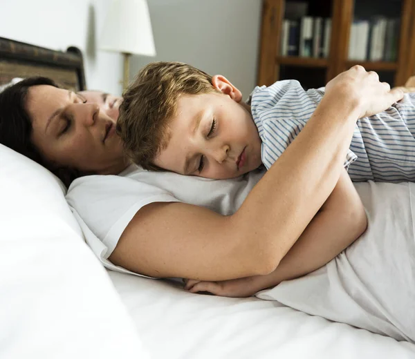 Niño Durmiendo Pecho Las Madres Fotoset Original — Foto de Stock