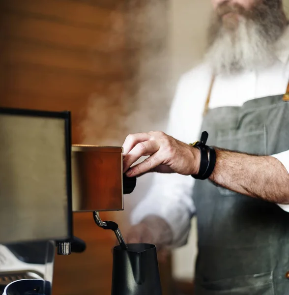 Barista fazendo café — Fotografia de Stock