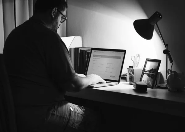 ノート パソコン オリジナルで暗いホーム オフィスで作業する人が写真植字 — ストック写真