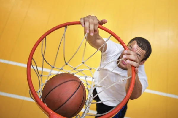 Giocatore di basket che fa slam dunk — Foto Stock