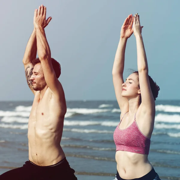 Çift bir yoga yaparken plajda, orijinal photoset