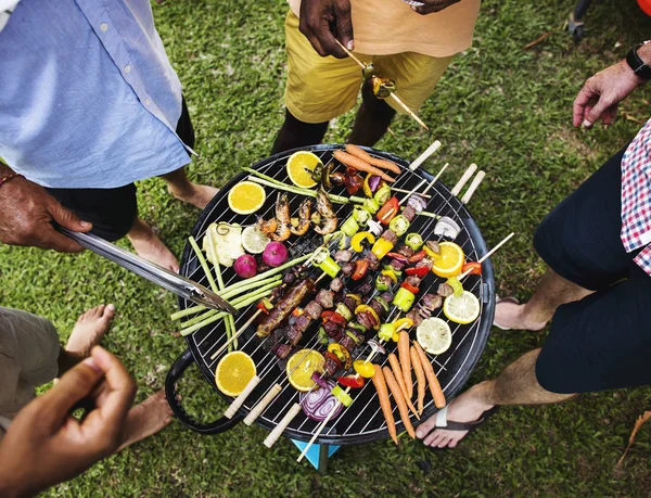 Farklı insanlar zevk Barbekü partisi birlikte, orijinal photoset