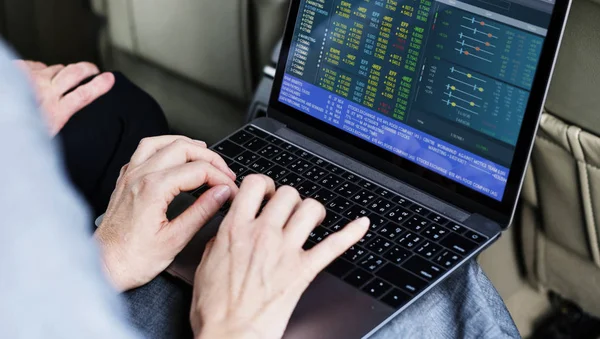 çalışma ve dizüstü dizüstü kullanarak meşgul kişi