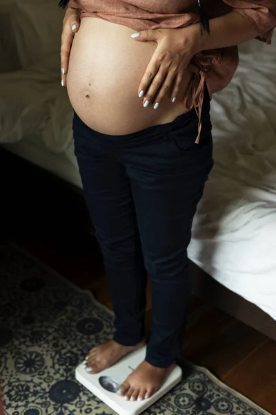 Gravid Kvinna Skala Ursprungliga Fotosätta — Stockfoto