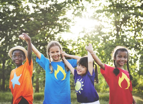 Felici tipi diversi nel parco — Foto Stock