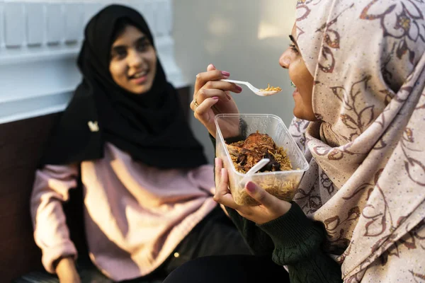 Kelompok Gadis Muslim Makan Siang Bersama Sama Foto Asli — Stok Foto