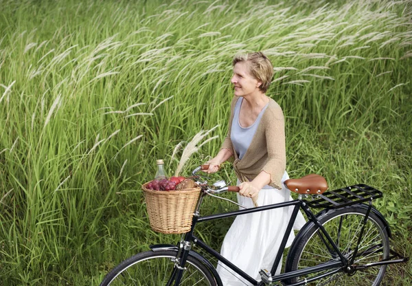 Starsza kobieta z rowerów — Zdjęcie stockowe