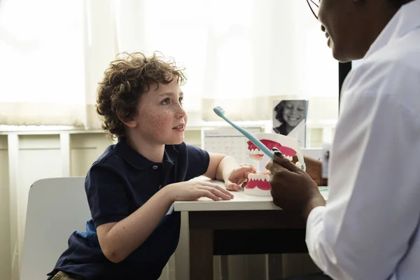 Jonge Jongen Zijn Arts Originele Photoset — Stockfoto