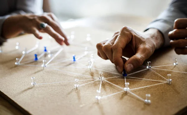 Bağlantı pins adlı tablo, özgün modelinde ağı photoset holding eller