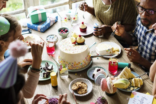 Genç yetişkinler, bir doğum günü kutluyor orijinal photoset