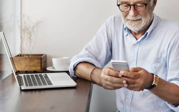 Oudere Man Doorbladeren Mobiele Telefoon Originele Photoset — Stockfoto