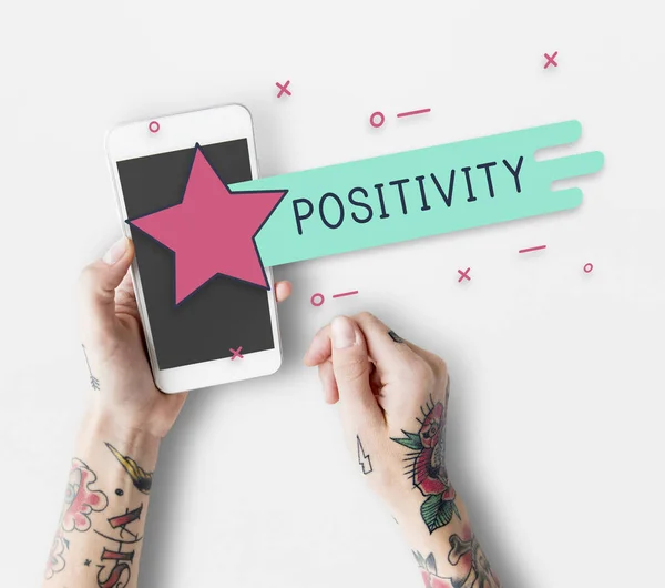Žena Tetováním Ruce Mobilní Telefon Text Pozitivity — Stock fotografie