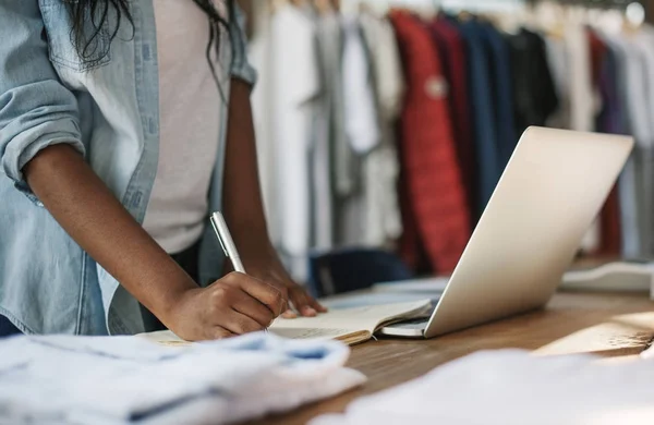 Mujer Trabajando Tienda Ropa Moda —  Fotos de Stock