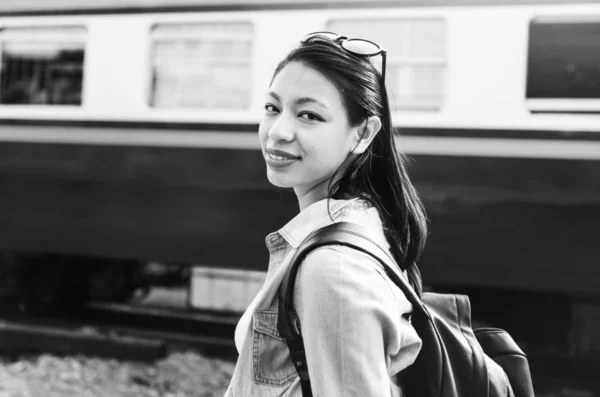 Asiatisk kvinna i jeansjacka — Stockfoto