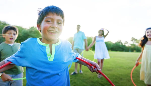 Famiglia Che Gioca Insieme Nel Parco Fotoset Originale — Foto Stock