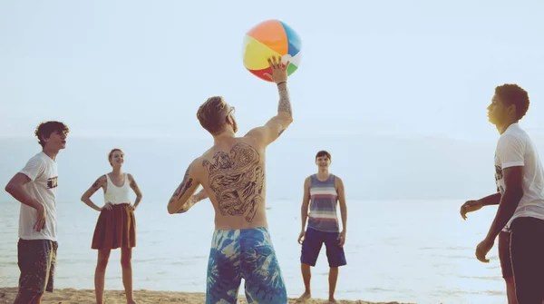 一群不同的朋友一起玩沙滩球 — 图库照片
