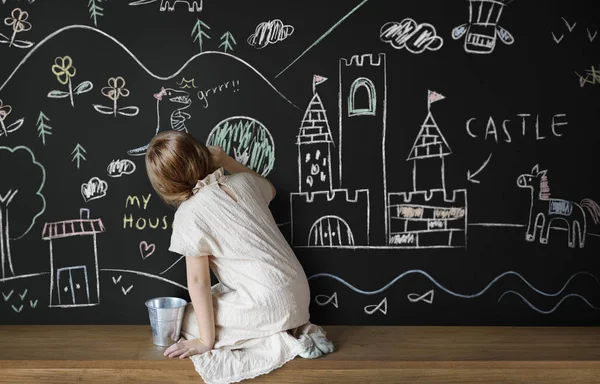 yazı tahtası üzerinde çizim kız