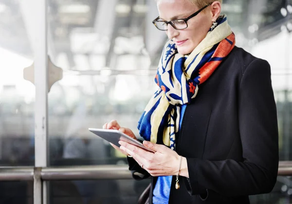 Mulher usando telefone a caminho do trabalho — Fotografia de Stock