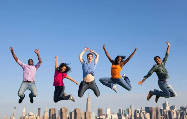 Grupo Personas Multirraciales Saltando Ciudad Fotoset Original —  Fotos de Stock