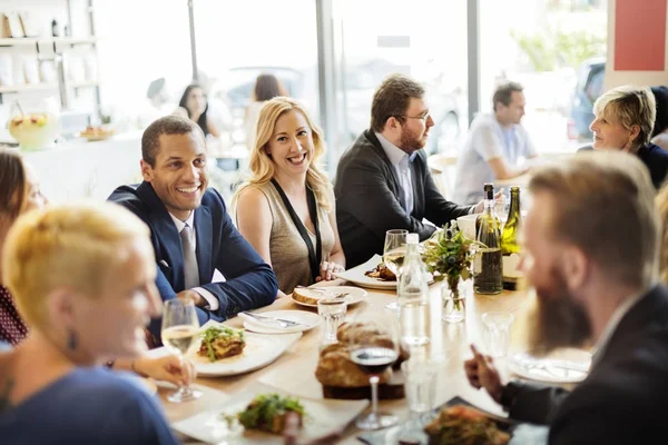 Grupo Personas Diversas Están Almorzando Juntos Fotoset Original —  Fotos de Stock