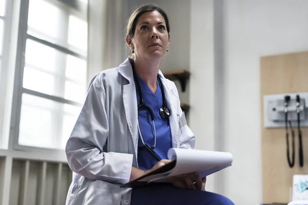 Ein Kaukasischer Arzt Der Einem Krankenhaus Arbeitet Originalfotos — Stockfoto